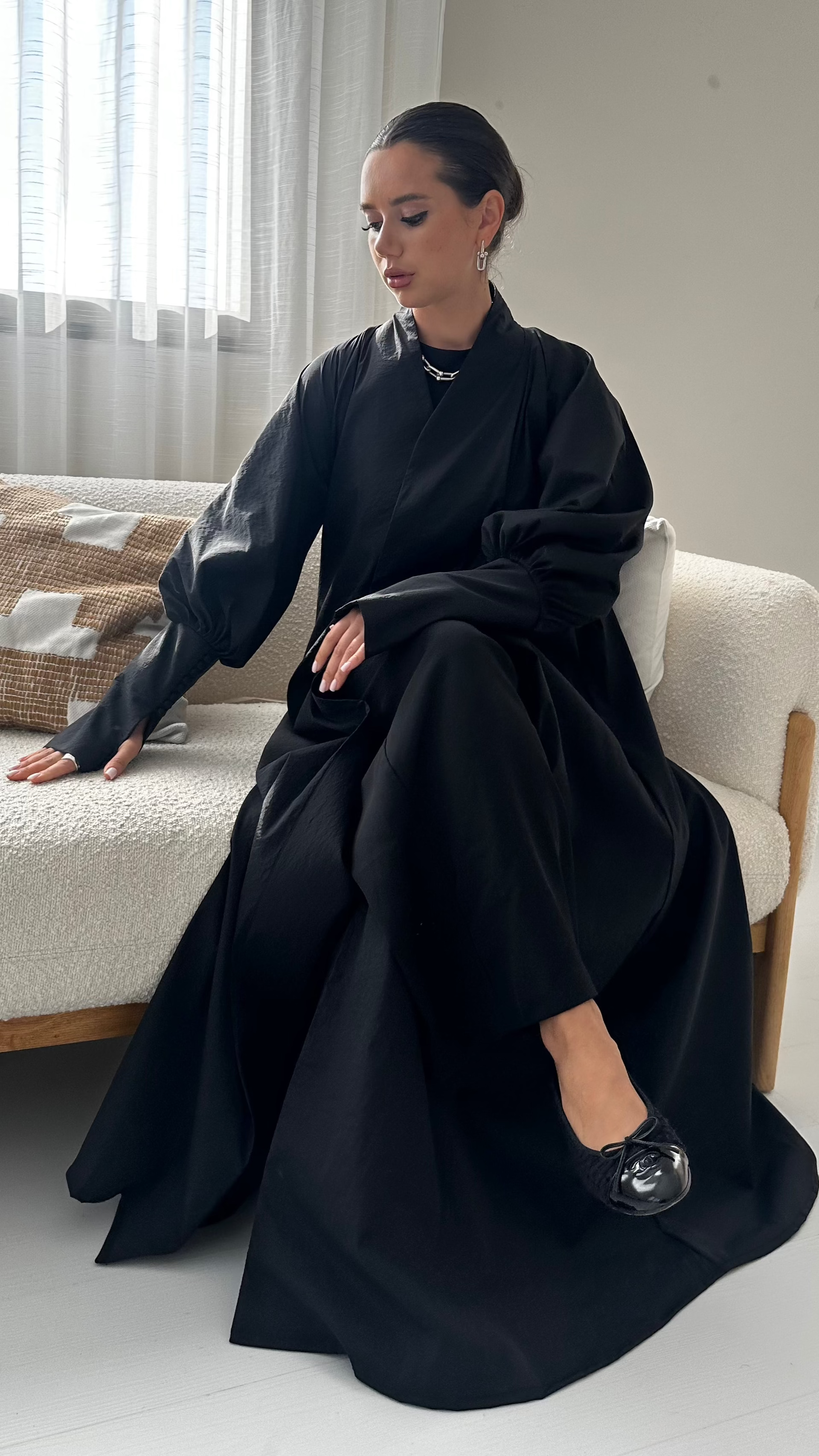 The UV Abaya Puff Sleeve in Black