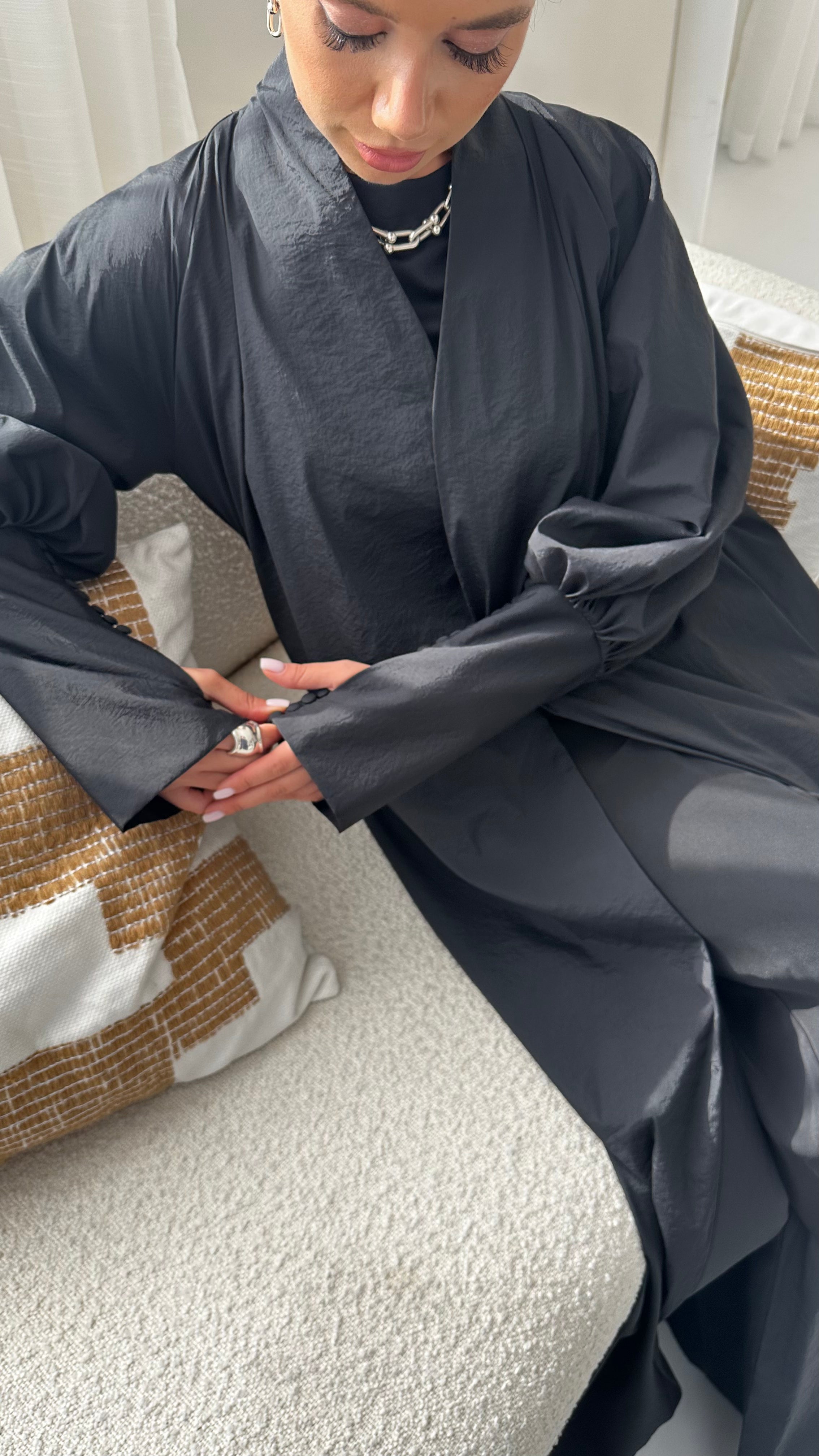 The UV Abaya Puff Sleeve in Black