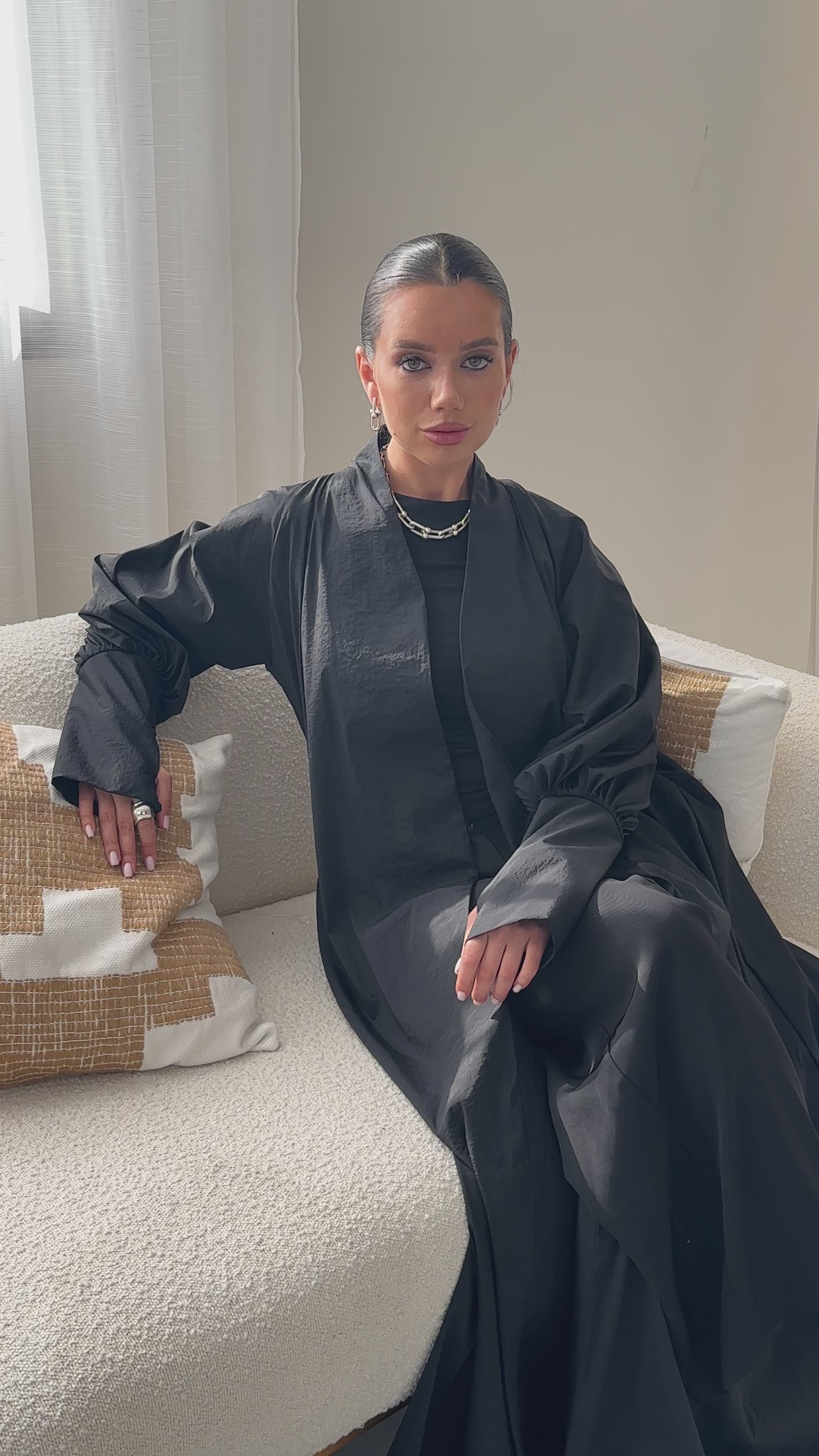 The UV Abaya Puff Sleeve in Black